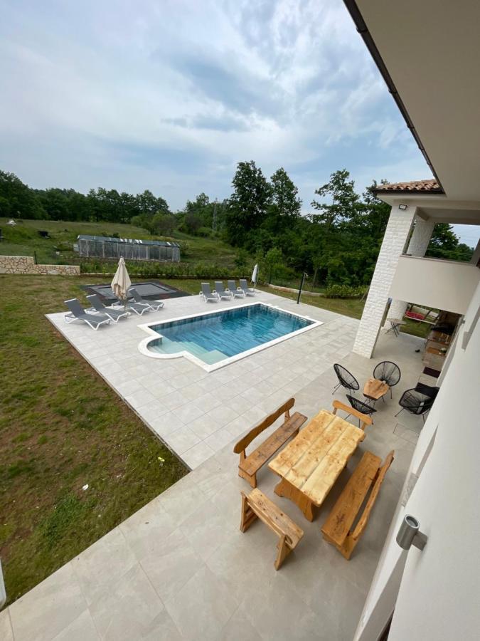 Santalezi Villa Fluggi Near Labin מראה חיצוני תמונה